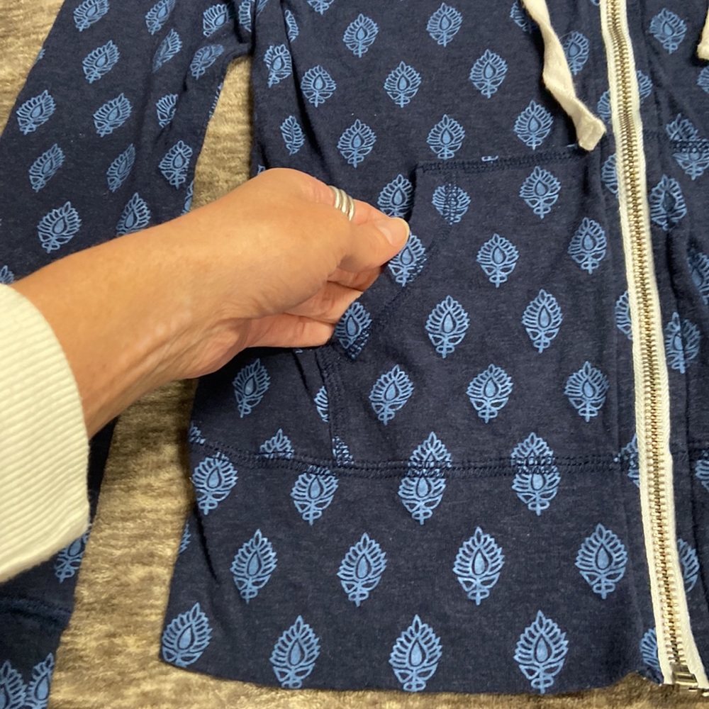 Aeropostale Women’s Zip up Hoodie. Size S. Navy with lighter blue patterns - Picture 5 of 9